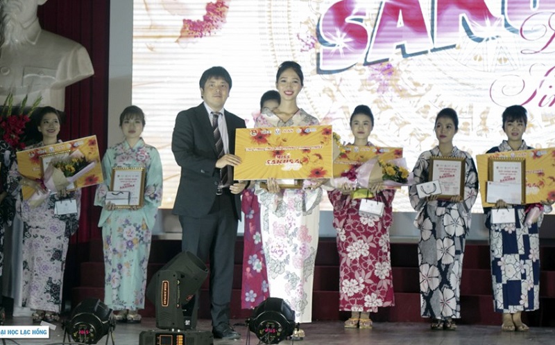 Hoa hậu Phạm Hương trao giải Á Khôi Miss Sakura 2018 cho nữ sinh ngành Nhật